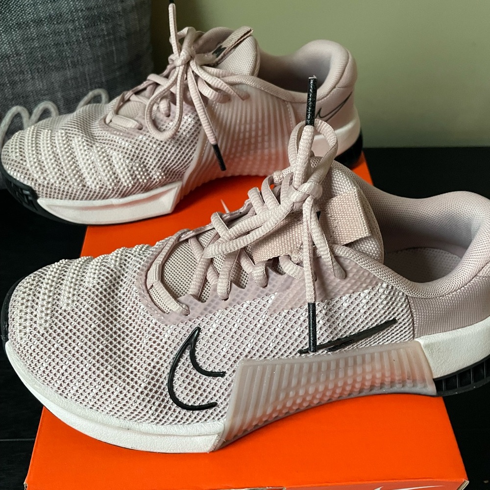 Nike Women's Sneakers in Light Pink and Black